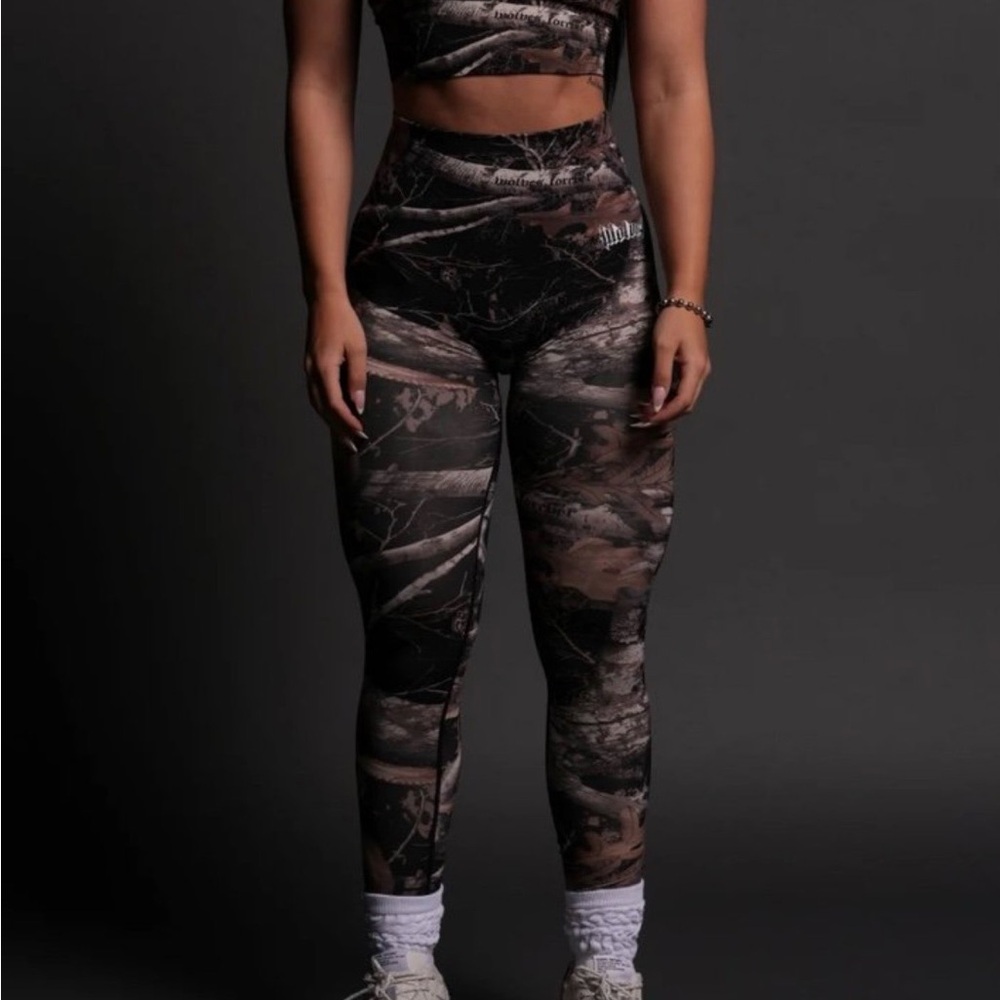 OUR PASSION EVERSON SEAMLESS SCRUNCH LEGGINGS in DARC BROWN WOODLAND CAMO